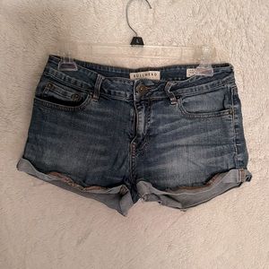 Adorable Bullhead jean shorts just in time for the warmer weather season 🌞🌊🏖️